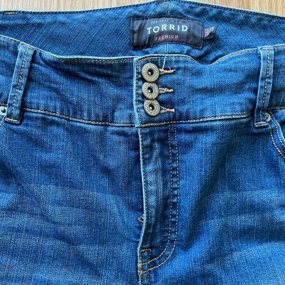 Torrid Distressed Blue Jeans Jegging - Picture 4 of 8